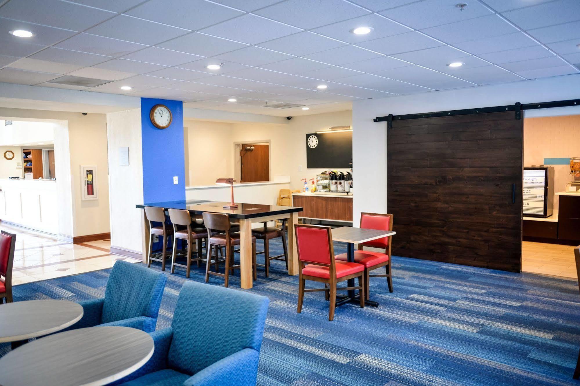 Holiday Inn Express Prince Frederick By Ihg Esterno foto